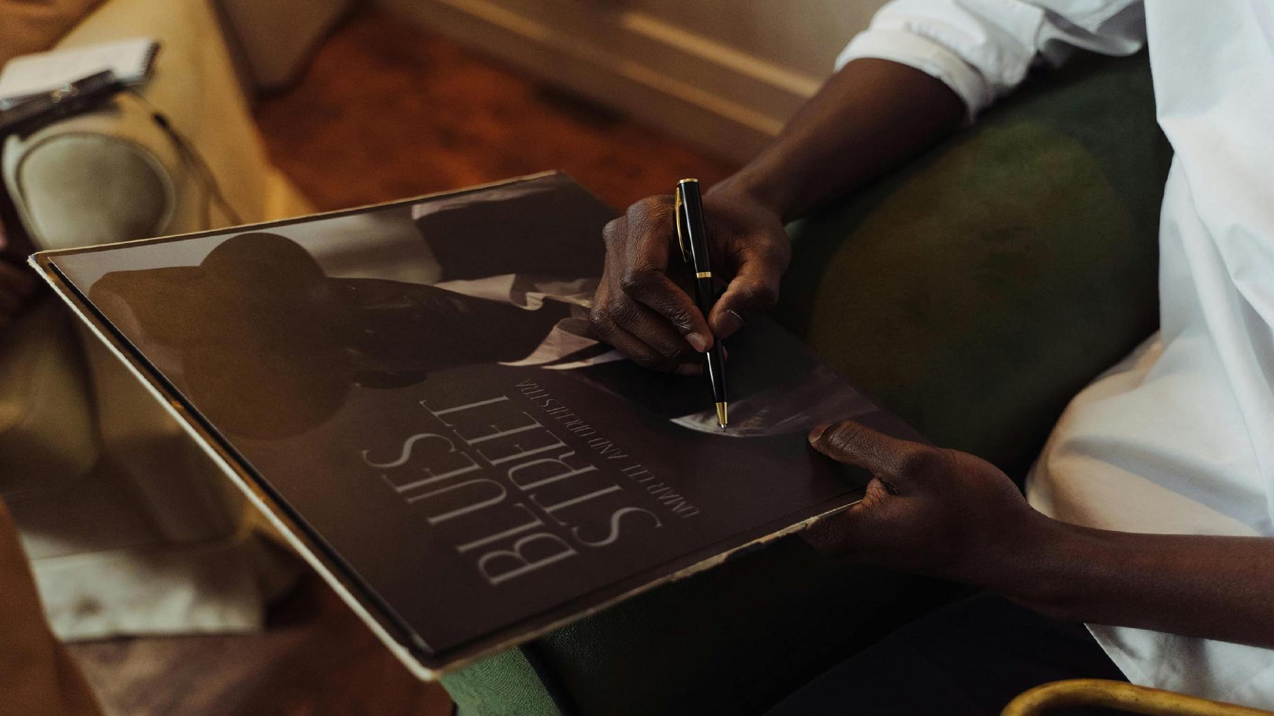 Homme signant un vinyle